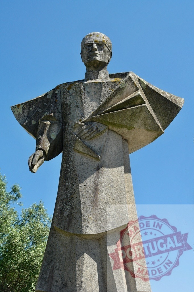 Stone statue of man representing Cubism against blue sky | Stone statue of a man with glasses showing abstract Cubist art style - Realisiert mit Pictrs.com