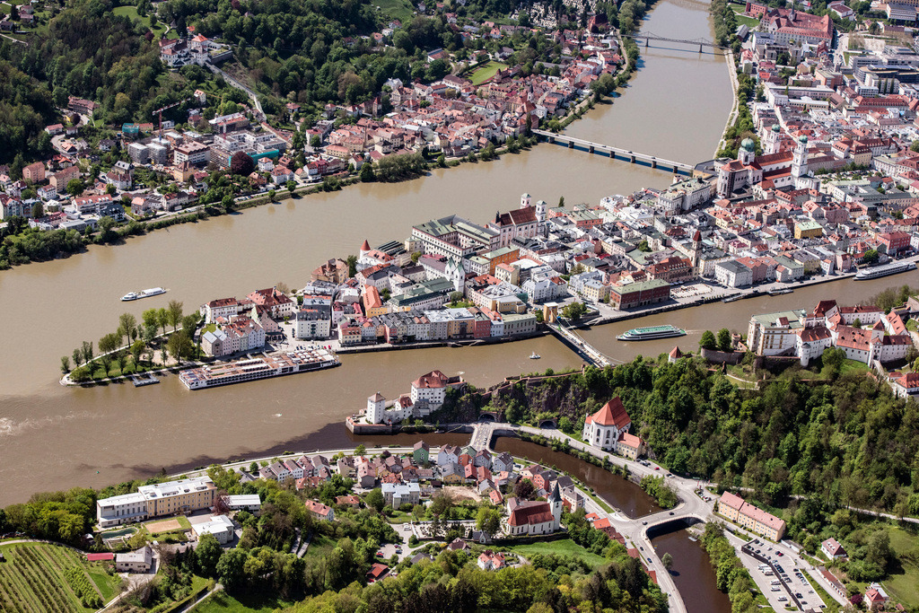 dr__0012468.jpg | PASSAU 11.05.2017 Die kreisfreie Universitätsstadt Passau im Bundesland Bayern. Aufgrund des Zusammenflusses der Flüsse Ilz, Inn und Donau, wird Passau auch "Dreiflüssestadt" genannt. // The university town of Passau in the state of Bavaria. Because of the junction of the rivers Ilz, Inn and Danube, Passau is also called "Three Rivers Town". Foto: Daniel Reiter