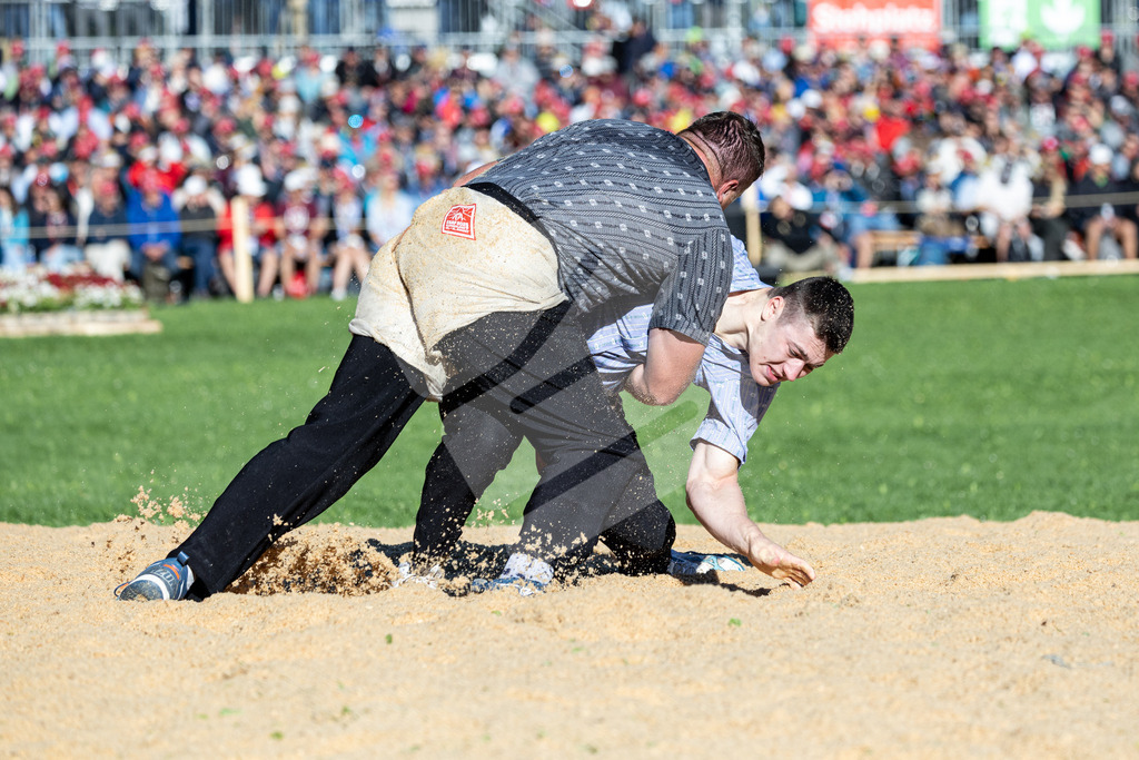 ESAF2025_05Gang_6154 | Die Schwinger des Schwyzer Kantonalen Schwingerverbandes: Fotos, die Dynamik und Leidenschaft festhalten, sowie emotionale Momente aus dem traditionellen Schwingsport zeigen. - Realisiert mit Pictrs.com