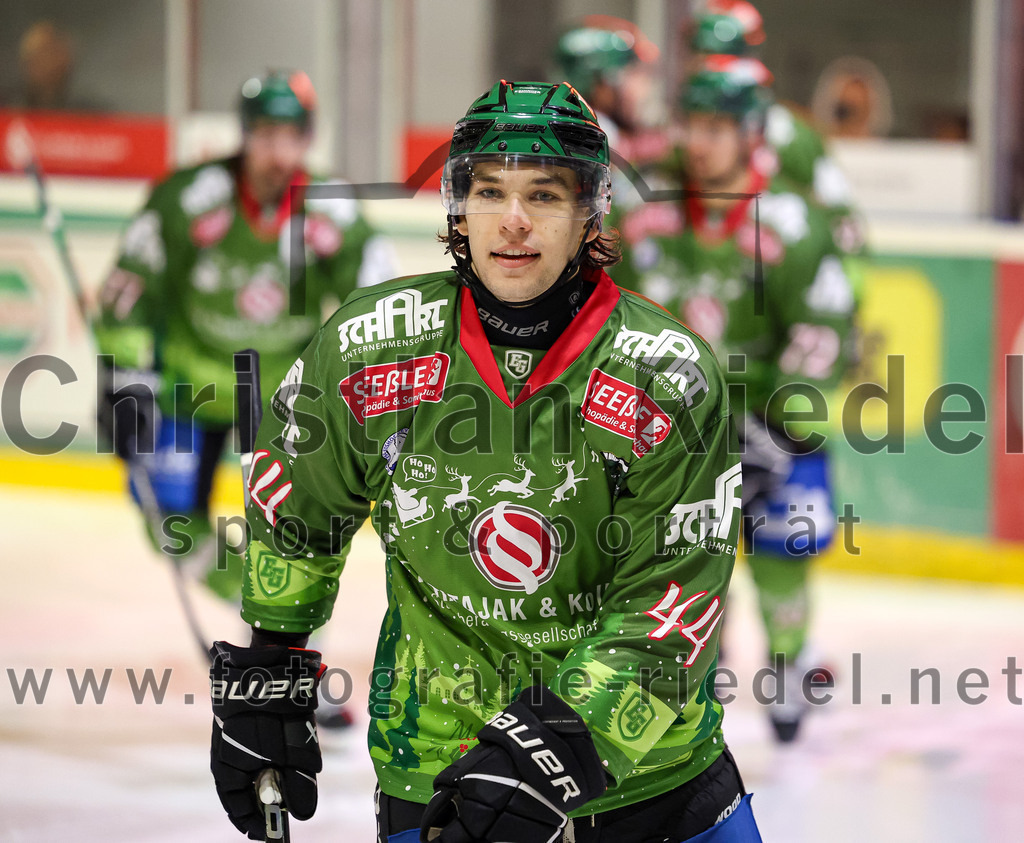 2023-12-17_068_TSV_Erding_gegen_ESC_Kempten | Erding, Deutschland, 17.12.2023:
Eishockey, Bayernliga Vorrunde 2023 / 2024, 18. Spieltag, TSV Erding gegen ESC Kempten, Endergebnis: 5:1

Paul Wallek (Erding Gladiators, #44)

Foto: Christian Riedel / fotografie-riedel.net