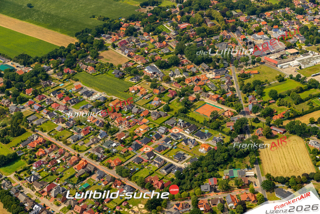 Klassische Luftaufnahme ohne Drohne zeigt:Gehlenberg bei Friesoythe - Die Luftbildaufnahme wurde 2025 vom UL-Flugzeug heraus erstellt ( keine Drohnenaufnahme ) - Hochauflösende Luftaufnahme -Nicht vergleichbar mit Google Maps oder Satelittenbilder- Die Geschenkidee !Mit Lizenz und Bildrechte bestellbar