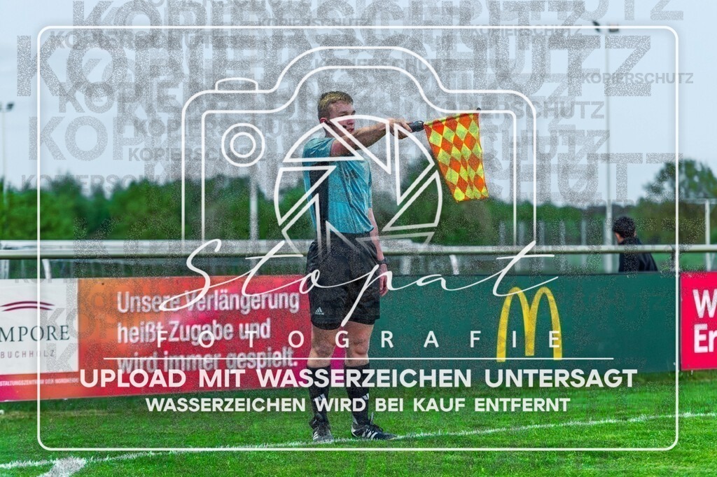 Bezirksliga Herren LG - Buchholzer FC vs Eintracht Munster | Bjarne Koenig (Schiedsrichterassistent); Bezirksliga Herren LG - Buchholzer FC vs Eintracht Munster am 08.05.26 in Sportzentrum Buchholz, Buchholz i.d.N. - Realisiert mit Pictrs.com