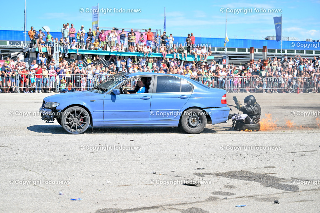 Linz_ Autostunt_ Monstertruck_ Show_ 20.05.2024-36 | 20.05.2024, Linz, AUT, Stuntshow, im Bild Linz, Autostunt, Monstertruck, Show, Schrottauto, Stuntman, Motor, Artistik, Ueberschlag, Feuershow, Zuschauer