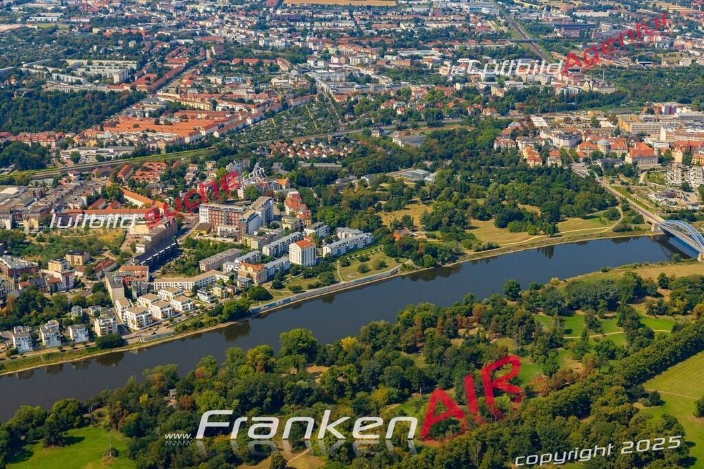 Schrägluftbild  Klosterbergegarten  Magdeburg - Das Luftbild wurde 2025 vom UL-Flugzeug heraus erstellt (ohne Drohne- keine Drohnenaufnahme ) - Hochauflösende Luftaufnahme -Nicht vergleichbar mit Google Maps oder Satelittenbilder- Die Geschenkidee !Mit Lizenz und Bildrechte bestellbar