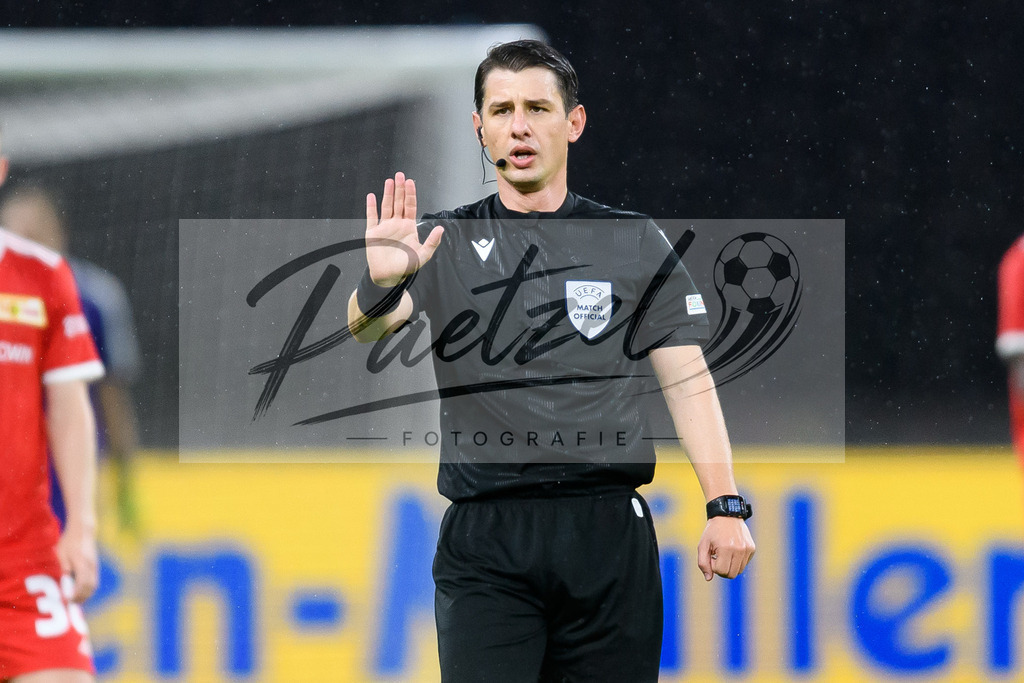 FCUKUO20210826_142 | Fussball, Herren: Schiedsrichter Halil Umut Meler gestikuliert beim Spiel der UEFA Conference League zwischen 1. FC Union Berlin und Kuopion PS im Olympiastadion am 26.08.2021 in Berlin, Deutschland. - Realisiert mit Pictrs.com