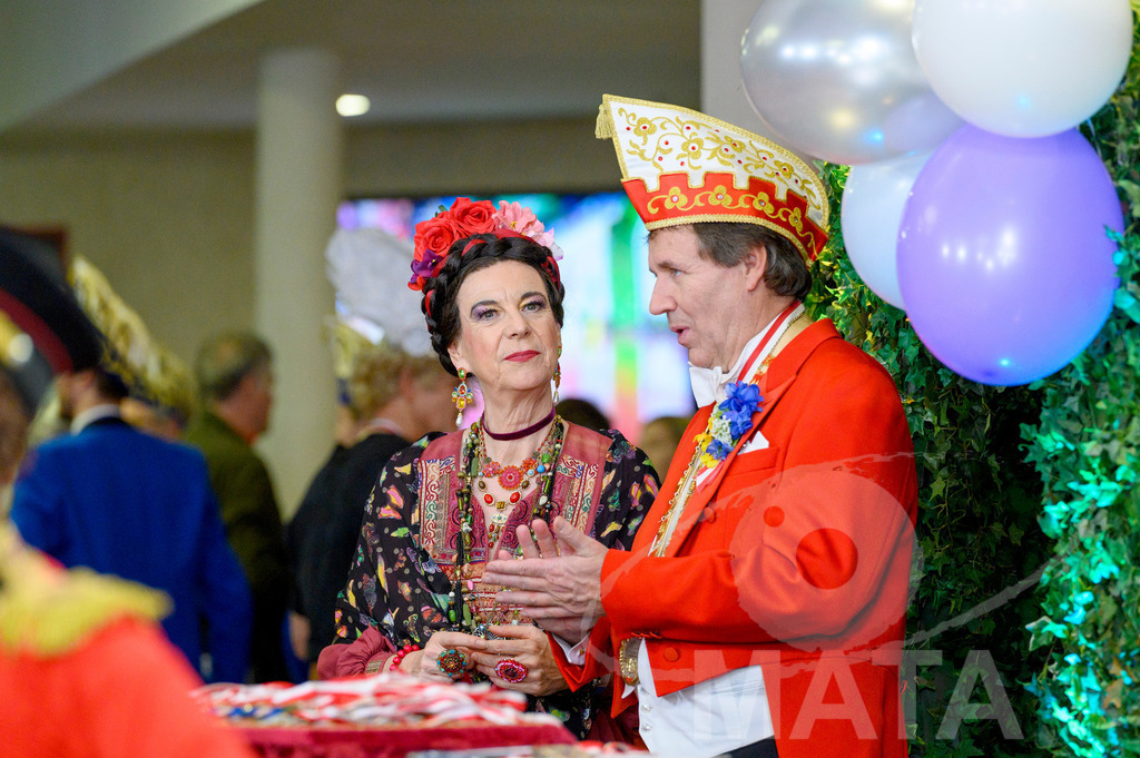 _DWA1275 | Bayerischer Rundfunk Intendantin Katja Elisabeth Wildermuth (links) mit Marco Anderlik, Präsident Fastnacht-Verband Franken e.V. bei der TV-Sendung Fastnacht in Franken 2024. Veitshöchheim, 02.02.2024 Bayern Deutschland - Realisiert mit Pictrs.com