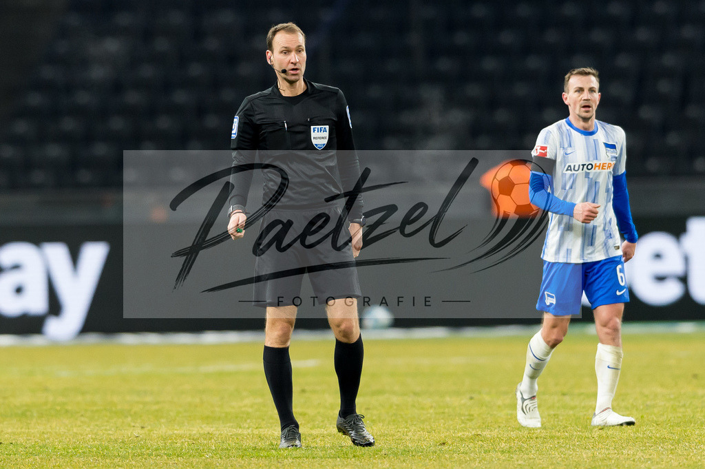 BSCFCB20220123_330 | Fussball, Herren: Schiedsrichter Bastian Dankert schaut bei dem Spiel der 1. Bundesliga zwischen Hertha BSC und FC Bayern Muenchen im Olypiastadion am 23.01.2022 in Berlin, Deutschland.DFB / DFL REGULATIONS PROHIBIT ANY USE OF PHOTOGRAPHS AS IMAGE SEQUENCES AND/OR QUASI-VIDEO. - Realisiert mit Pictrs.com
