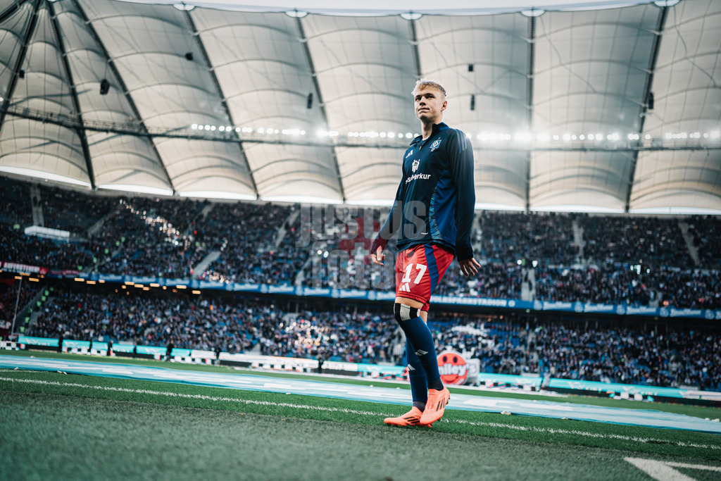 Fußball | Männer | Saison 2024/2025 | 2. Fußball-Bundesliga | 11. Spieltag | Hamburger SV vs. 1. FC Nürnberg | 03.11.2024 | Adam Karabec (#17, HSV) auf dem Weg in die Kabine vor dem Spiel