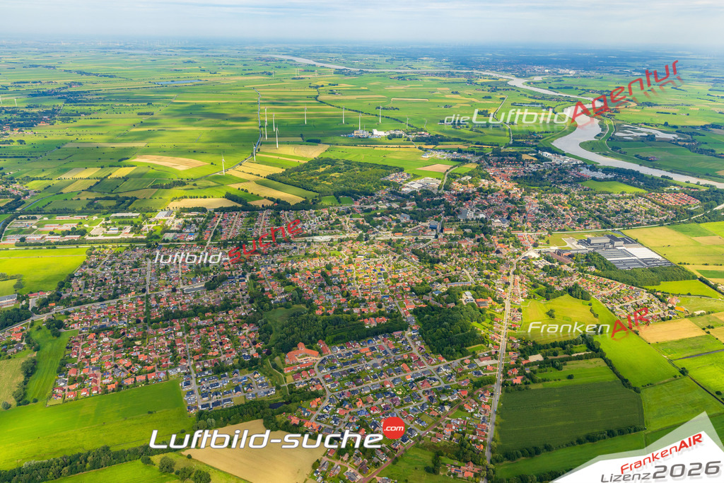 Vs Google Maps Weener - Die Luftaufnahme wurde 2025 vom UL-Flugzeug heraus erstellt ( keine Drohnenaufnahme ) - Hochauflösende Luftaufnahme - für Wandbilder und großformatige Ausdrucke geeignet. Das besondere Geschenk!Hier alle&nbsp;Infos zur Lizenzierung der LuftaufnahmeWir fliegen auch dieses Jahr wieder in Ihre Region um Luftbilder zu erstellen.- Luftbild anfragen
