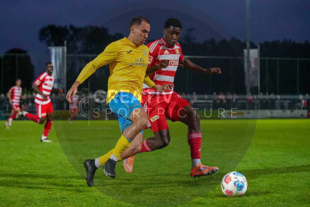 Fußball, Herren, Saison 2025/2026, Testspiel, Freundschaftsspiel, FSV 63 Luckenwalde vs. 1.FC Union Berlin, Mittwoch 08.10.2025, Werner-Seelenbinder-Stadion Luckenwalde, | Fußball, Herren, Saison 2025/2026, Testspiel, Freundschaftsspiel, FSV 63 Luckenwalde vs. 1.FC Union Berlin, Mittwoch 08.10.2025, Werner-Seelenbinder-Stadion Luckenwalde, Im Bild: Simon Gollnack (l. Luckenwalde) und Oluwaseun Ogbemudia (r. Union) - Realisiert mit Pictrs.com