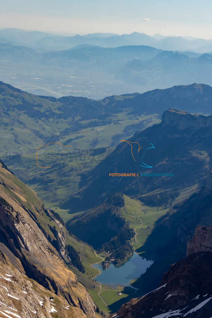 Säntis – Blick auf den idyllischen Seealpsee ️ | Geniessen Sie den atemberaubenden Ausblick vom Gipfel des Säntis auf den glitzernden Seealpsee, eingebettet zwischen sanften Berghängen und der majestätischen Alpenlandschaft. Ein Bild voller Ruhe, Weite und alpiner Schönheit, das die Verbindung zur Natur spürbar macht.