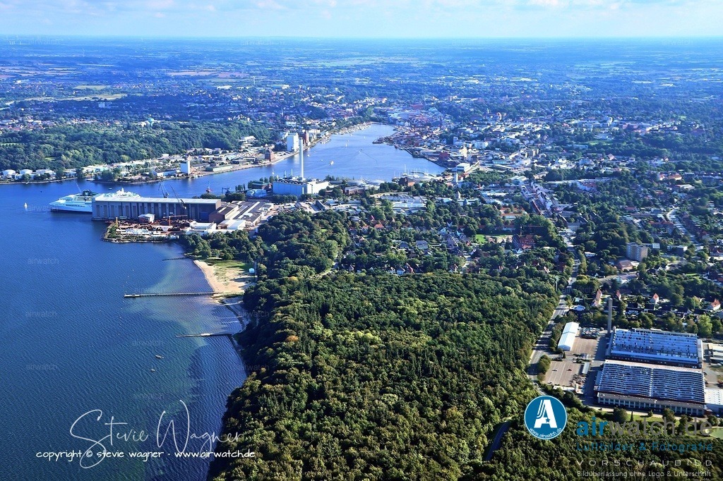 Luftbild Flensburger Foerde - Blick von Wasserleben auf den Flensburger Binnenhafen. | Blick von Wasserleben auf den Flensburger Binnenhafen. - Der Strand zeichnet sich durch flaches Wasser, eine gut ausgebaute Infrastruktur und kostenfreie Parkplätze aus. Gelegen in der Gemeinde Harrislee direkt an der deutsch-dänischen Grenze, bietet er sowohl Erholung als auch vielfältige Aktivitäten – von Wandern über Radtouren bis hin zu kulturellen Ausflügen.