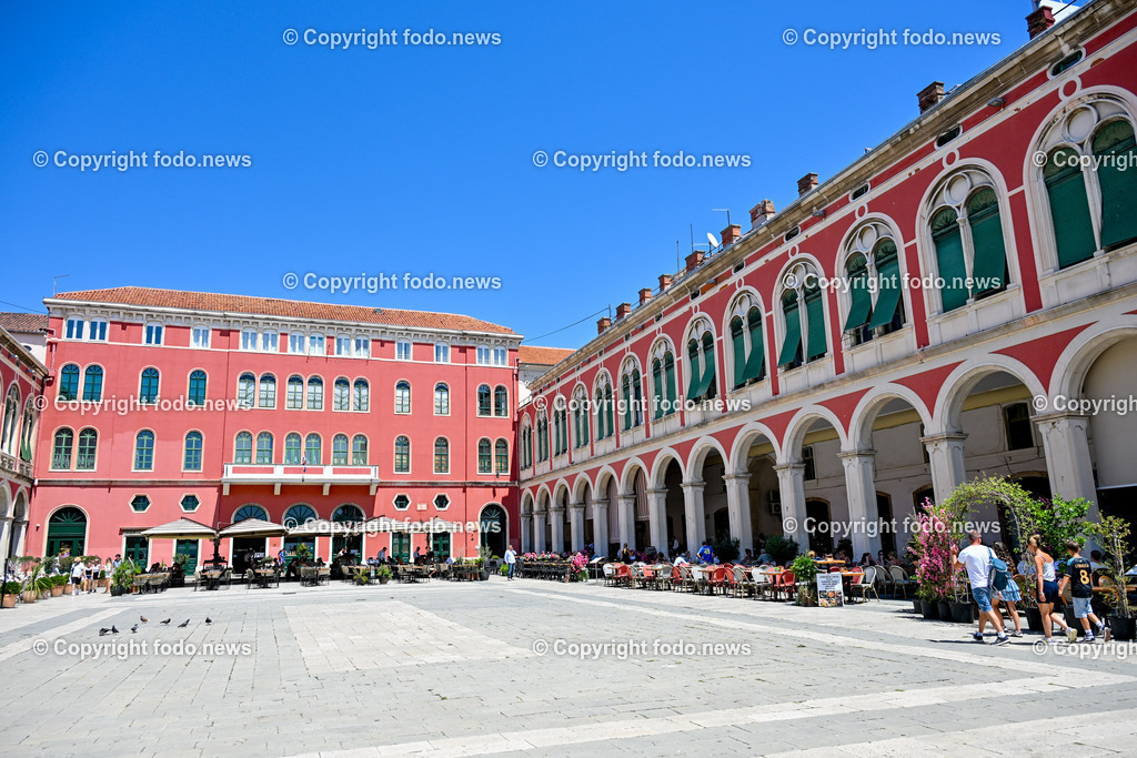 Kroatien_ Split_ 21.07.2025-139 | 21.07.2025, Kroatien, HRV, Split, im Bild Themenbild, Stadtansichten, Platz, Plaza, Gastronomie, Restaurant, Cafe, Touristen, Tourismus, Feature, SymbolbildSplit zweitgroesste Stadt Kroatiens. Die Stadt ist Verwaltungssitz der Gespanschaft Split-Dalmatien 