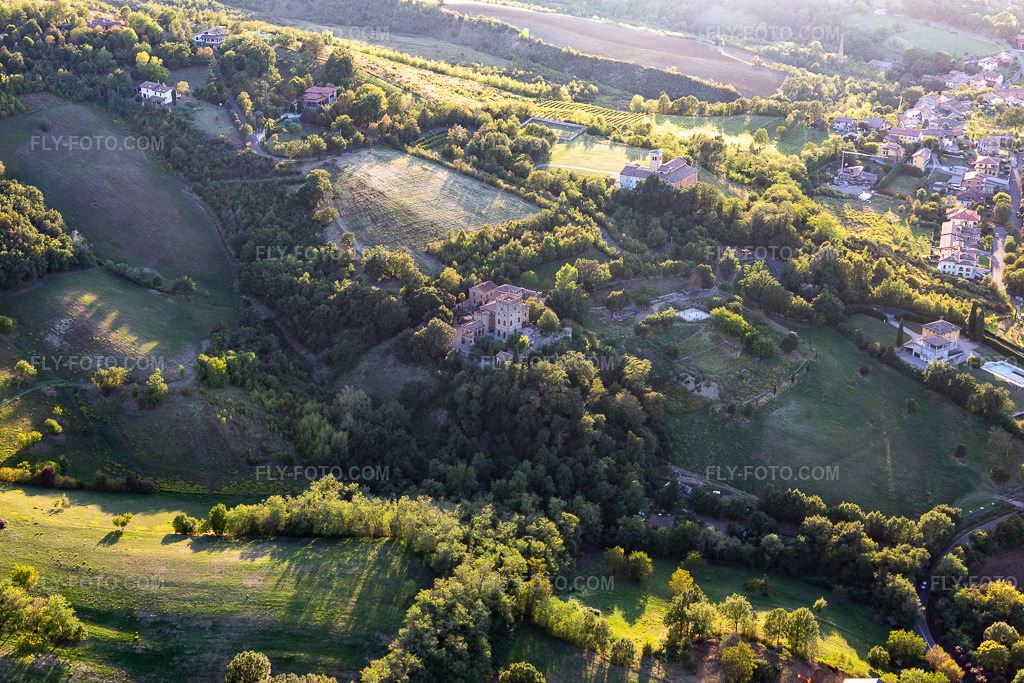 Aerial view: Castello della Torricella in Scandiano in the state Reggio Emilia, Italy.Photo: IMG_134682.jpg taken on 09/19/2022 by Werner Riehm/FLY-FOTO.comResolution of the original: 5472 x 3648 pxTurismo Reggiano - Portale turistico del comune di Reggio Emilia