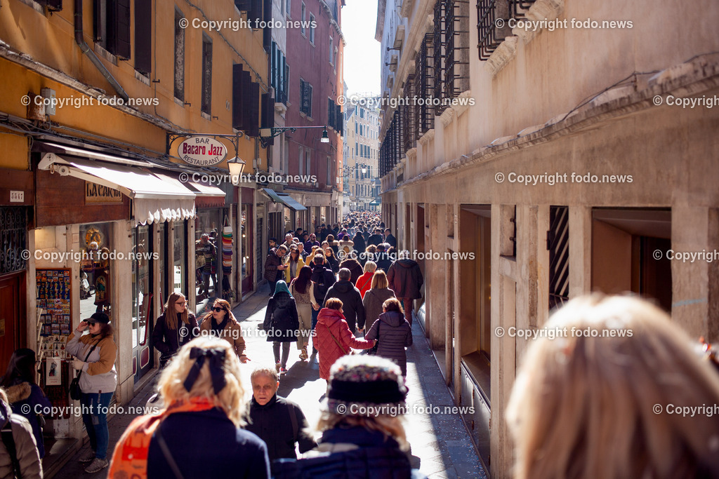 Italien_ Venedig_ 03.03.2025-69 | 03.03.2025, Italien, ITA, Venetien, Venedig, im Bild Venedig, Stadtansichten, Touristen, Reisefeature, Karneval, Masken, maskiert, venezianisch, Reise, Venedig, Venezia, Venetien, Stadtansicht, Campanile, Canale Grande, Markusplatz, Markuskirche, Touristen, Gondel, Gondolere, Faehre, Motorboot, Wassertaxi, Vaporetto, Adria, Lagune, Pfahlbauten, Bruecke, Rialtobruecke, La Gondola, Dogenpalast, Italien, Creativ, Kreativ