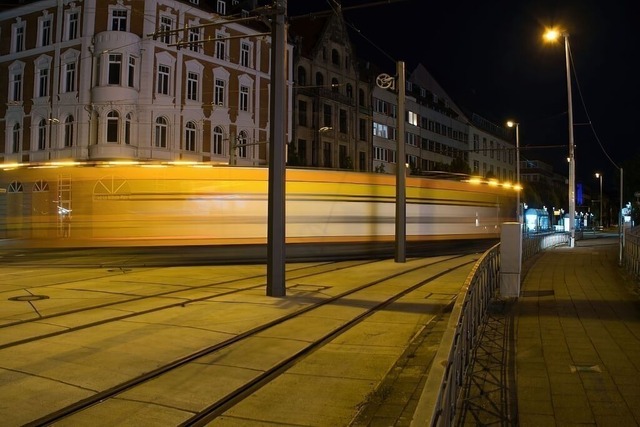 Straßenbahn bei Nacht | Nachtaufnahme einer fahrenden Straßenbahn auf dem Europaplatz in Braunschweig