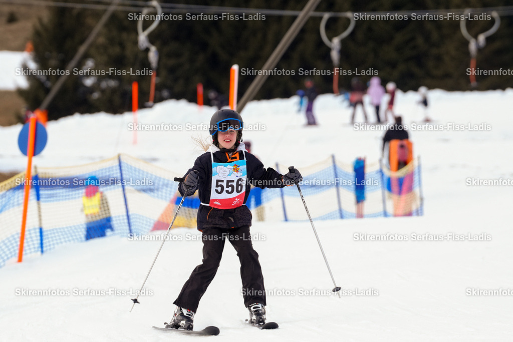 SRF_02.01.2026_0970 | Skirennfotos,Serfaus,Fiss,Ladis,Kinderskirennen,Winter,Tirol,Oberland,skirace,SFL,feelfree,weil wir's genießen,ski,Ski,skifahren,Sonnenplateau, - Realisiert mit Pictrs.com