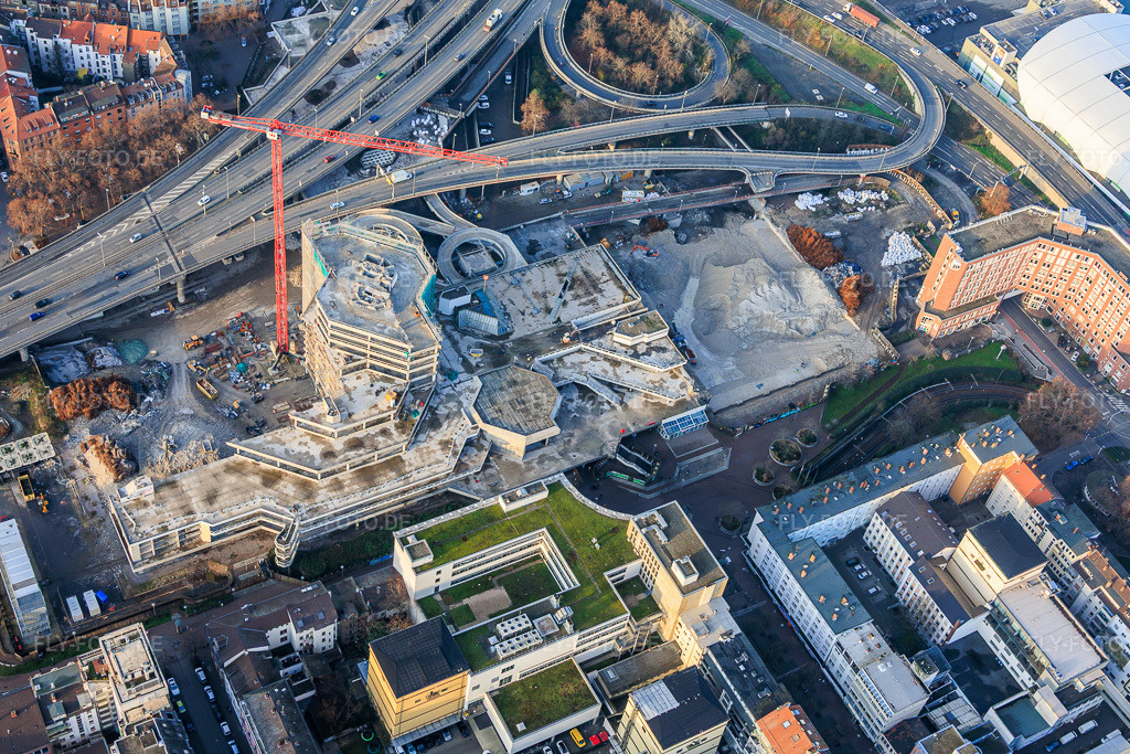 Luftbild: Halb abgerissenes, ehemaliges Rathaus Ludwigshafen im ehemaligen Rathaus Center an der noch abzureissenden Hochstraße Nord(B44) im Ortsteil Mitte in Ludwigshafen im Bundesland Rheinland-Pfalz in Deutschland. Foto: IMG_152036.jpg vom 12.12.2025 durch Werner Riehm/FLY-FOTO.de