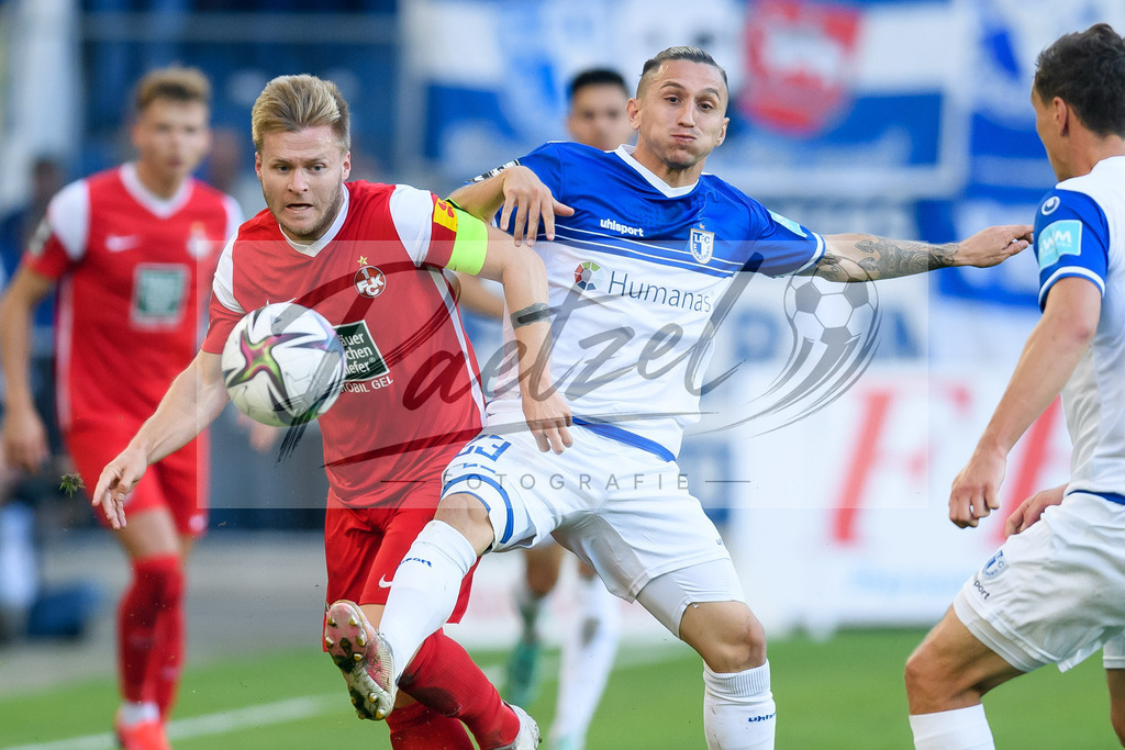 FCMFCK20210904_027 | Fussball, Herren: Jean Zimmer (1. FC Kaiserslautern) und Barıs Atik (1. FC Magdeburg) im Zweikampf beim Spiel der 3. Liga zwischen 1. FC Magdeburg und 1. FC Kaiserslautern in der MDCC-Arena am 04.09.2021 in Magdeburg, Deutschland.DFB / DFL REGULATIONS PROHIBIT ANY USE OF PHOTOGRAPHS AS IMAGE SEQUENCES AND/OR QUASI-VIDEO. - Realisiert mit Pictrs.com