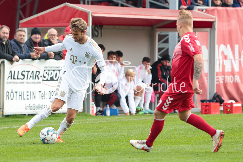 TSV Aubstadt - FC Bayern Amateure | Luca DENK (FCB #16) im Duell mit Jens TRUNK (TSV #17)