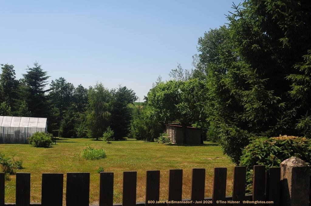 Geißmannsdorf-2026-Ortsbilder-609 | Geißmannsdorf bei Bischofswerda im Sommer 2026. Ein fotografischer Streifzug durch das Dorf Geißmannsdorf, mit Gebäuden, Straßen, Strohpuppen und geschmückten Vorgärten und Grundstücken anlässlich der 800-Jahr-Feier von Geißmannsdorf im Juni 2026 - Realisiert mit Pictrs.com