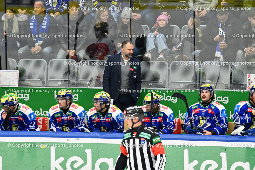 EC IDM Wärmepumpen VSV vs. HCB Südtirol Alperia | Spielerbank EC VSV, Pierre Allard Headcoach EC VSV, EC IDM Wärmepumpen VSV vs. HCB Südtirol Alperia, EC IDM Wärmepumpen VSV vs. HCB Südtirol Alperia am 28.12.2025 in Villach (Stadthalle Villach), Austria, (Photo by Bernd Stefan)