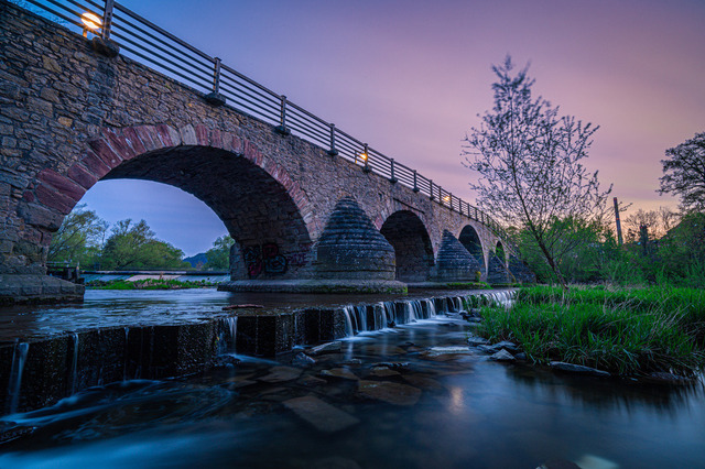 Alte Brücke über den Fluss Saale | Professionelle Natur- & Landschaftsfotos als Poster, auf Leinwand & viele mehr. Wähle aus einer Vielzahl an Formaten & Materialien Dein perfektes Bild. - Realisiert mit Pictrs.com