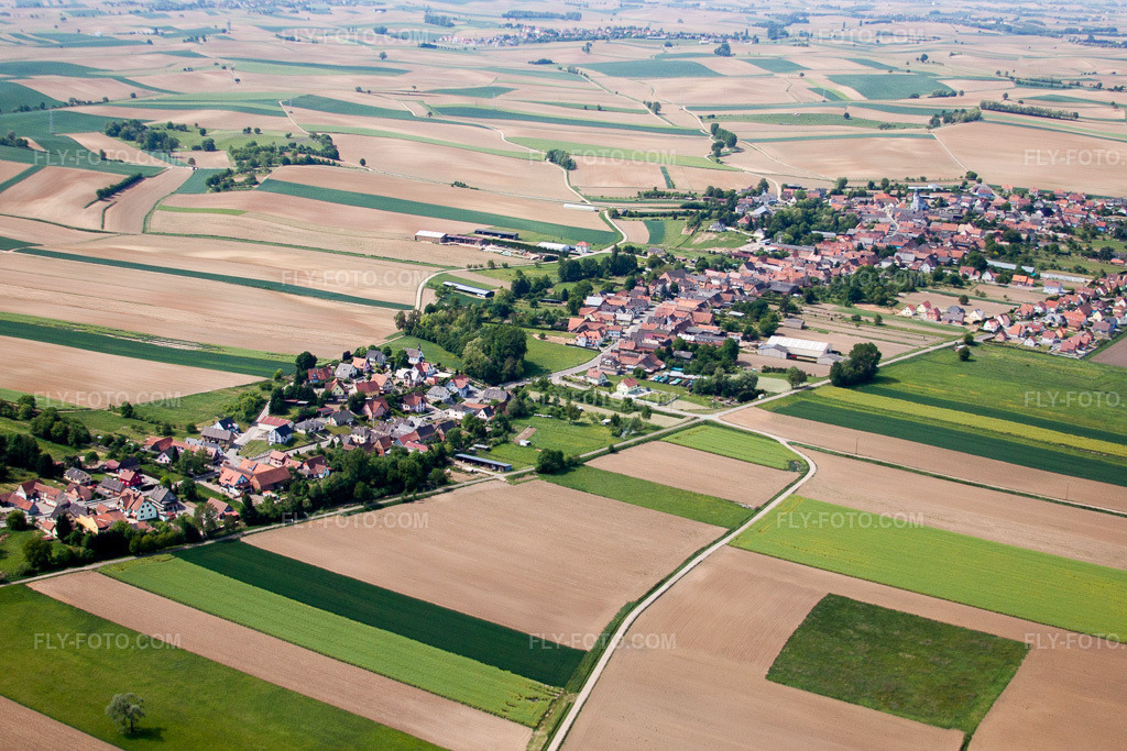 Aerial view: View of the town from the northeast in Niederlauterbach in the state Bas-Rhin, France. – Photo: IMG_40951(40930).jpg taken on 05/08/2011 by Werner Riehm/FLY-FOTO.com – Resolution of the original: 4263 x 2842 px
