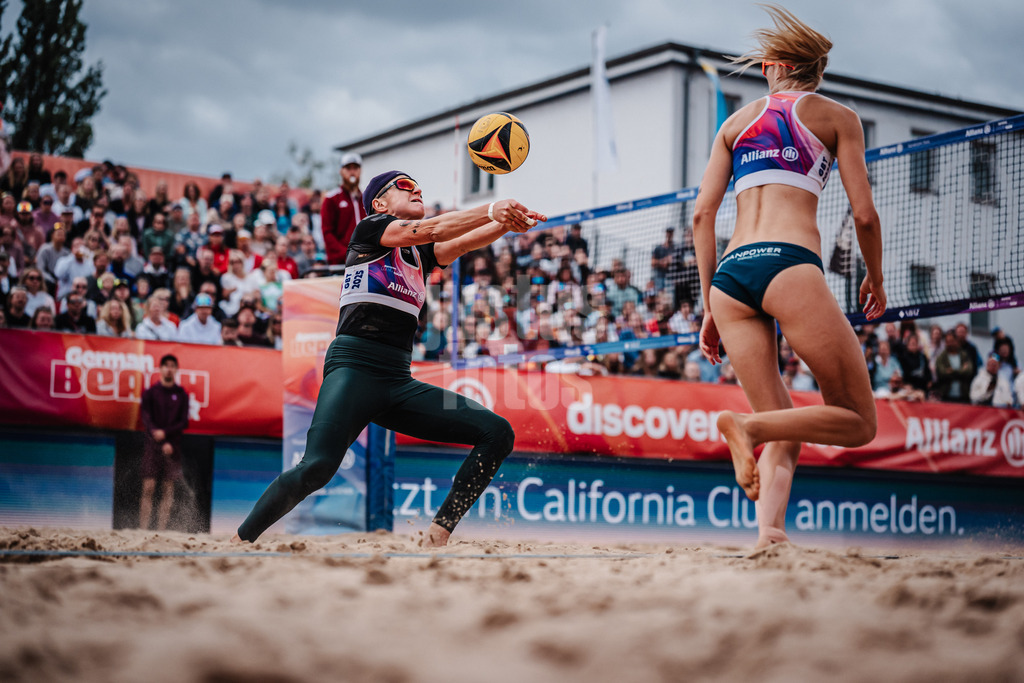 Beachvolleyball | Frauen | Allianz German Beach Tour 2025 | Tourstop Berlin | 24.08.2025 | Melanie Gernert spielt den Ball zu