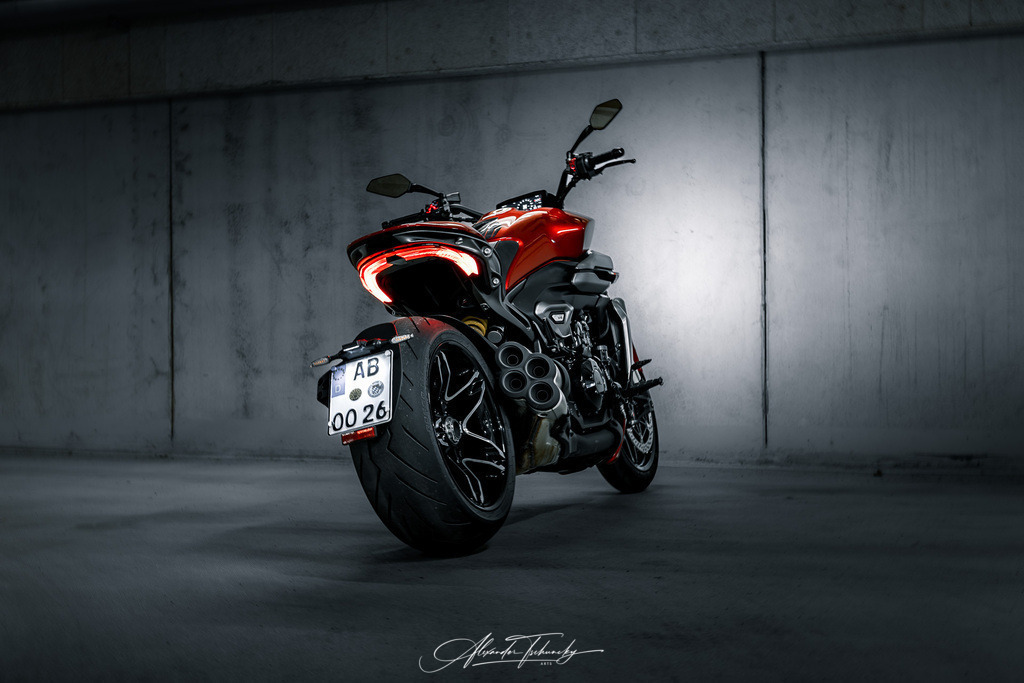 Ducati xDivael V4 | Entdecken Sie die faszinierende Welt von Alexander Tschuncky Arts: Kreative Fotografie, atemberaubende Automobilkunst und hochwertiger Bilderdruck. Lassen Sie sich inspirieren! - Realisiert mit Pictrs.com