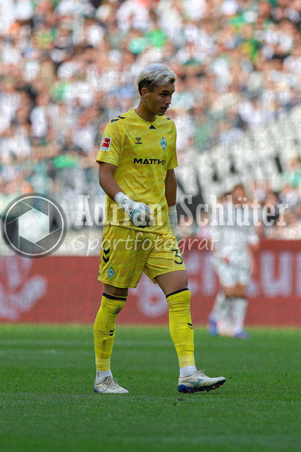 Borussia Mönchengladbach vs SV Werder Bremen - Bundesliga  | Mönchengladbach, Deutschland, 14.09.25:   Mio Backhaus (SV Werder Bremen) schaut waehrend des Spiels der Bundesliga zwischen Borussia Mönchengladbach vs SV Werder Bremen im Stadion im Borussia Park(Foto von Brauer-Fotoagentur / Adrian Schlueter)