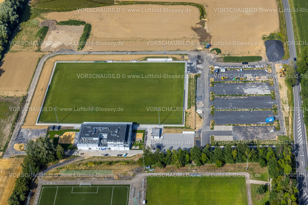 Hamm220801133 | Fortschritte beim Bau der  Sportanlage in Rhynern, Hamm, Ruhrgebiet, Nordrhein-Westfalen, Deutschland