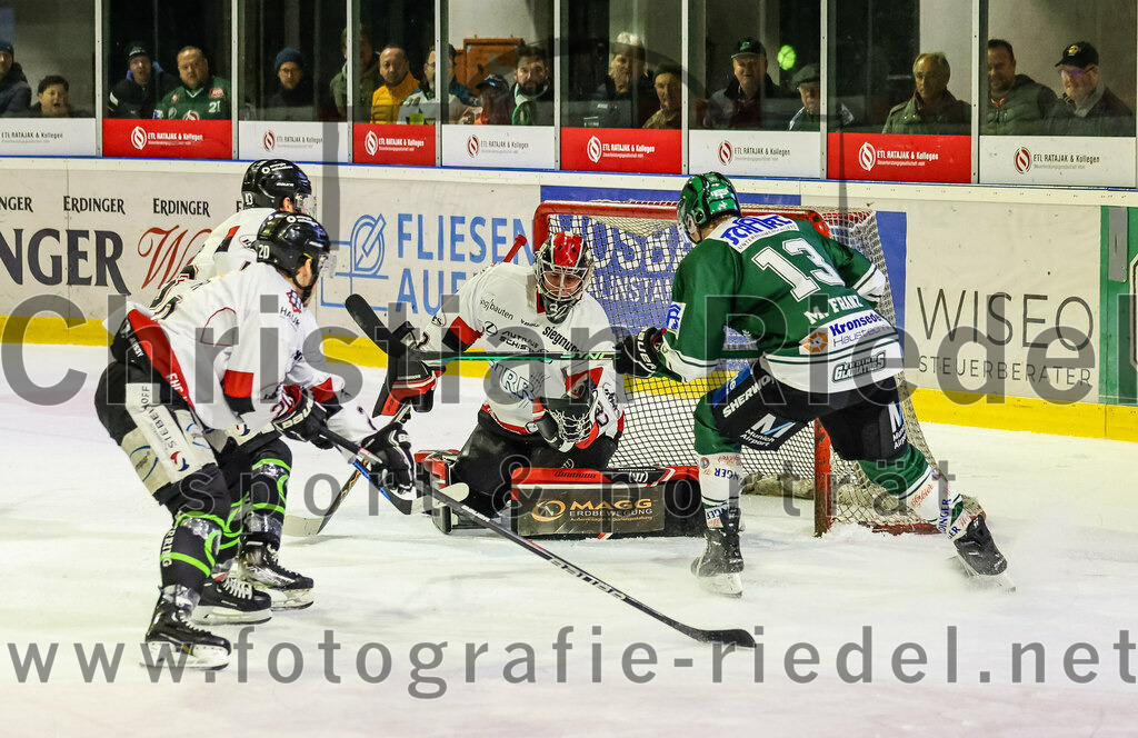 2023-11-12_144_TSV_Erding_gegen_EHC_Koenigsbrunn | Erding, Deutschland, 12.11.2023:
Eishockey, Bayernliga Vorrunde 2023 / 2024, 9. Spieltag, TSV Erding gegen EHC Königsbrunn, Endergebnis: 3:2

Torwart Stefan Vajs (EHC Königsbrunn, #32), Michael Franz (Erding Gladiators, #13)

Foto: Christian Riedel / fotografie-riedel.net