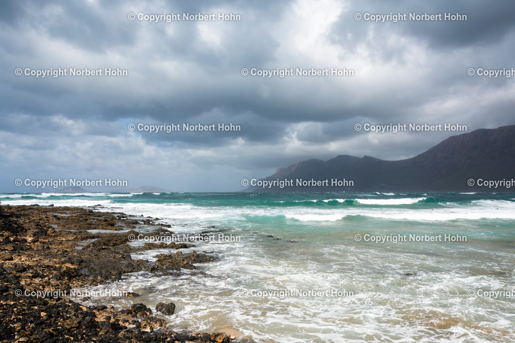 Reisefotografie - Spanien - Lanzarote | Felskueste von La Garciosa. - Realisiert mit Pictrs.com