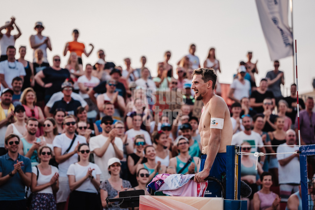 Beachvolleyball | Männer | Allianz German Beach Tour 2025 | Tourstop Bremen | 14.06.2025 | Bennet Poniewaz mit einer Ansprache an die Fans nach dem Sieg
