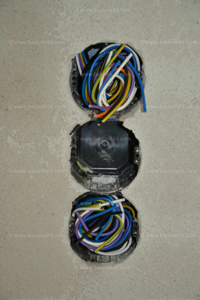 bib-lg17-elektroinstallation-0199 | Nach LV-Leistungsgruppen sortierte Detailfotos über den Bau eines Hauses. Alle Hausbau-Bilder direkt vom Urheber und Autor der Website Haus-Selber-Bauen.com