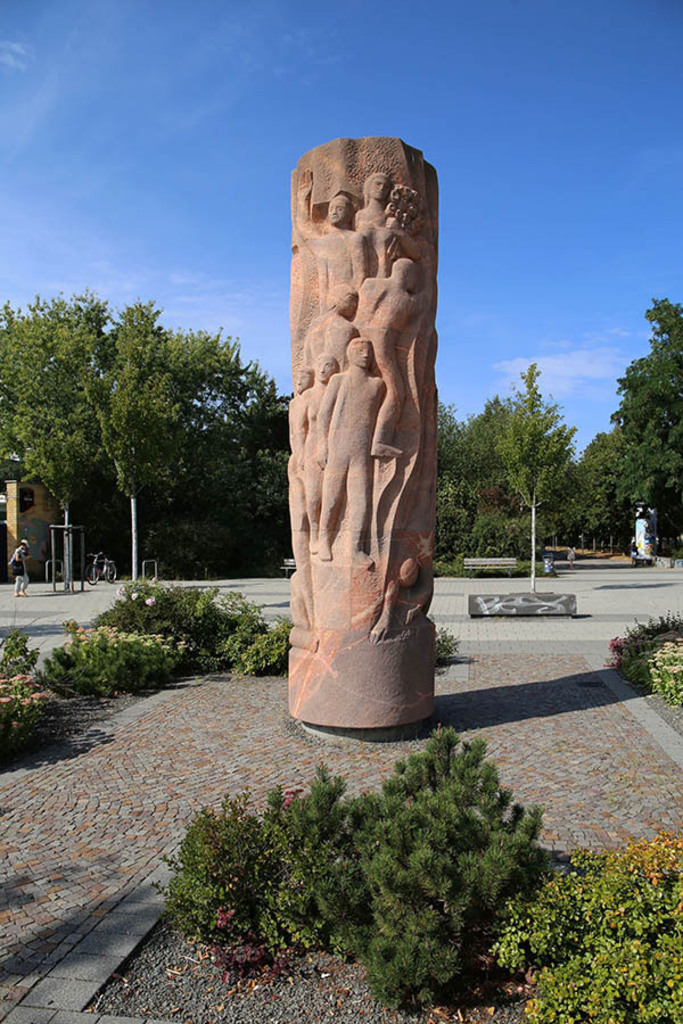Grünau - Natursteinplastik: Turm der Jugend (1986) | Entdecke über 20 Kategorien Leipzig-Motive: Foto-Downloads, hochwertige Poster, Leinwand- & Fine-Art-Prints. Jetzt Lieblingsfoto im Bildlexikon Leipzig Shop bestellen!