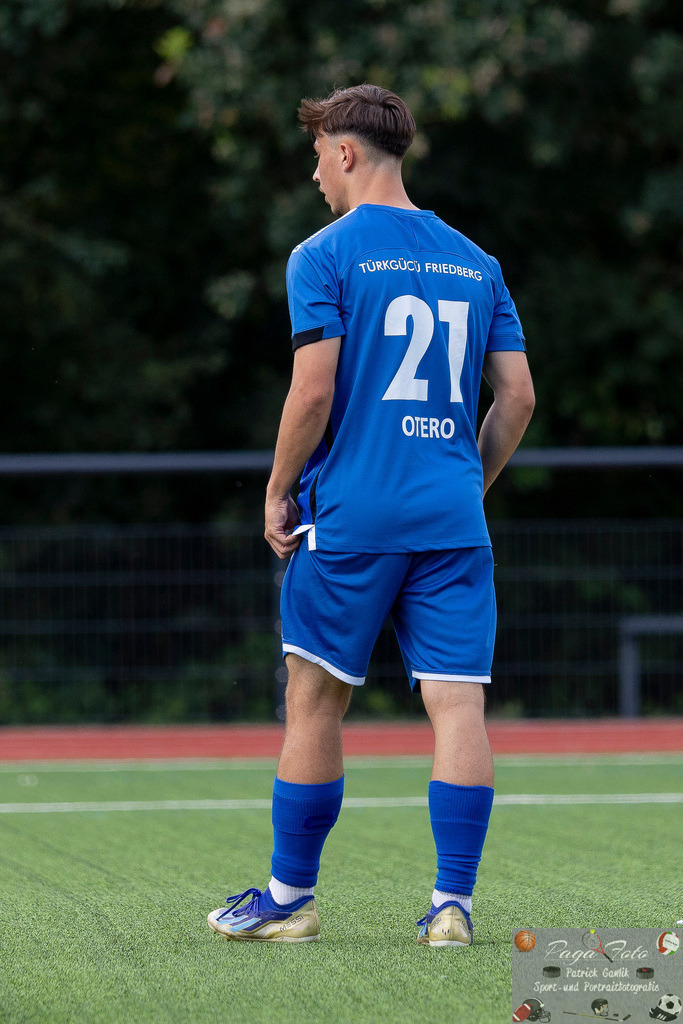 Testspiel: Spvgg. 03 Fechenheim - Türk Gücü Friedberg, 13.07.2024 | Fabrice Otero Matthaei (Türk Gücü Friedberg #21) trat zum Strafstoß an, Spvgg. 03 Fechenheim - Türk Gücü Friedberg, Frankfurt am Main, Sportanlage Birsteiner Straße, 13.7.2024 - Realisiert mit Pictrs.com