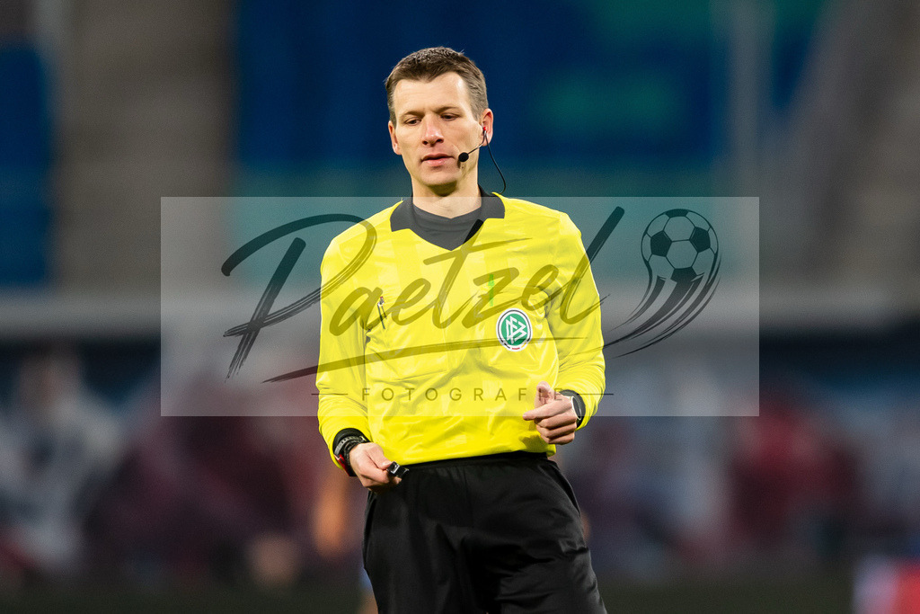 RBLLEV20211128_109 | Fussball, Herren: Schiedsrichter Benjamin Cortus schaut bei dem Spiel der 1. Bundesliga zwischen RB Leipzig und Bayer 04 Leverkusen in der Red Bull Arena am 28.11.2021 in Leipzig, Deutschland.DFB / DFL REGULATIONS PROHIBIT ANY USE OF PHOTOGRAPHS AS IMAGE SEQUENCES AND/OR QUASI-VIDEO. - Realisiert mit Pictrs.com