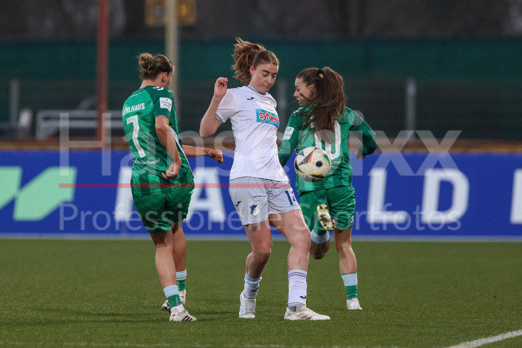 Fussball, Google Pixel Frauen-Bundesliga, SV Werder Bremen - TSG 1899 Hoffenheim | v.li.: Larissa Mühlhaus (SV Werder Bremen, 7) und Lisa Doorn (TSG 1899 Hoffenheim, 14) im Zweikampf, Duell, Dynamik, Aktion, Action, Spielszene, DIE DFB-RICHTLINIEN UNTERSAGEN JEGLICHE NUTZUNG VON FOTOS ALS SEQUENZBILDER UND/ODER VIDEOÄHNLICHE FOTOSTRECKEN. DFB REGULATIONS PROHIBIT ANY USE OF PHOTOGRAPHS AS IMAGE SEQUENCES AND/OR QUASI-VIDEO.