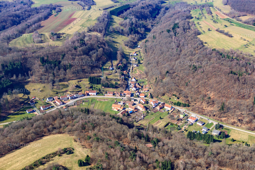 Aerial view: View of the town from the east in Bousseviller in the state Moselle, France. – Photo: IMG_38456.jpg taken on 03/20/2011 by Werner Riehm/FLY-FOTO.com – Resolution of the original: 4752 x 3168 px