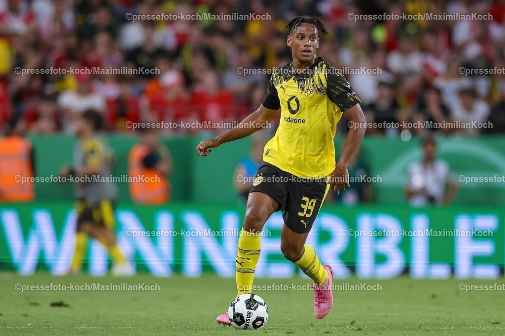 DFB18082501053 | 2025.08.18, Fußball, 1.Runde DFB-Pokal, Rot-Weiss Essen - Borussia Dortmund, Stadion Hafenstraße, Saison 2025 2026: Filippo Mane&nbsp;(BVB #39)  DFB regulations prohibit any use of photographs as image sequences and or quasi-video.