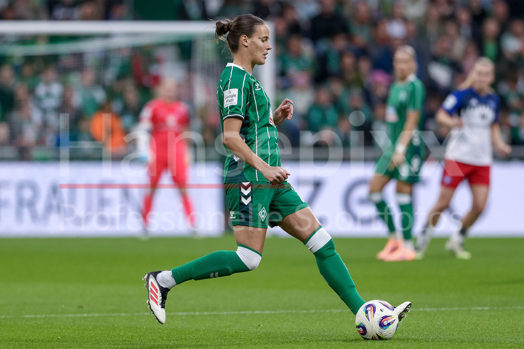 Fussball, Google Pixel Frauen-Bundesliga, SV Werder Bremen - Hamburger SV | Hanna Nemeth (SV Werder Bremen, 23) am Ball, Einzelbild, Ganzkörper, Aktion, Action, Spielszene, DIE DFB-RICHTLINIEN UNTERSAGEN JEGLICHE NUTZUNG VON FOTOS ALS SEQUENZBILDER UND/ODER VIDEOÄHNLICHE FOTOSTRECKEN. DFB REGULATIONS PROHIBIT ANY USE OF PHOTOGRAPHS AS IMAGE SEQUENCES AND/OR QUASI-VIDEO.