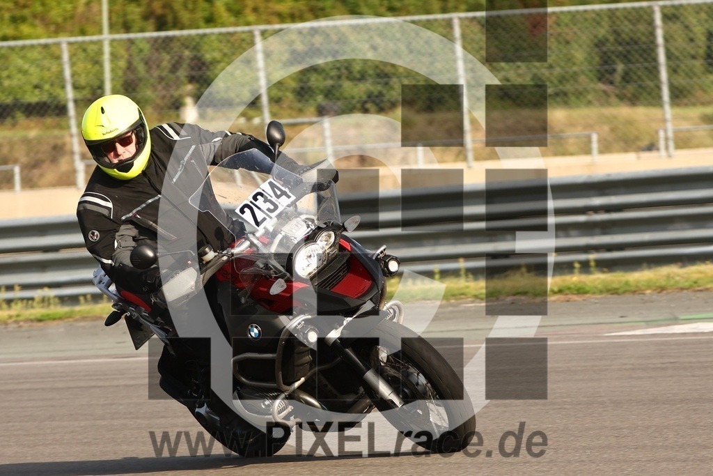 0234-20250919_11686 | Schöne Erinnerungen an spannende Momente - das festzuhalten ist unser Job. PIXELrace.de ist seit 2003 auf den Rennstrecken Europas unterwegs um die Action draußen beim Fahren und die wunderbare Stimmung imm Fahrerlager für euch einzufangen.