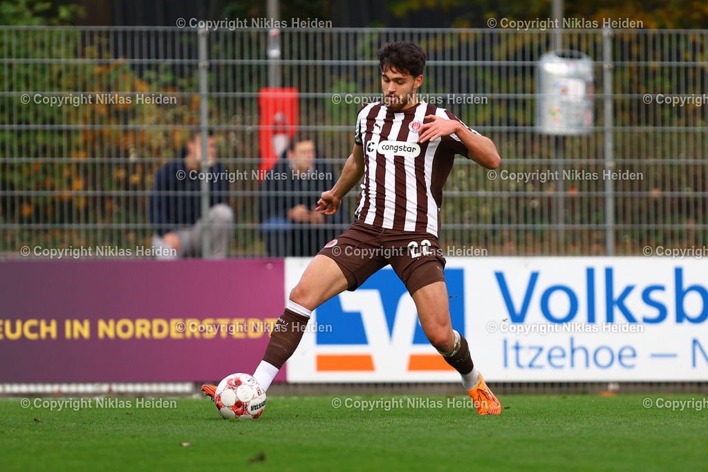 NH_FCStPauliU23_SVMeppen_RegionalligaNord_02112025 | #22 Rijad Smajic FC St. Pauli U23)Fußball I Herren I Regionalliga Nord I Saison 2025-2026 I 17. Spieltag I FC St. Pauli U23 - SV Meppen I 02.11.2025 I Edmund-Plambeck-Stadion