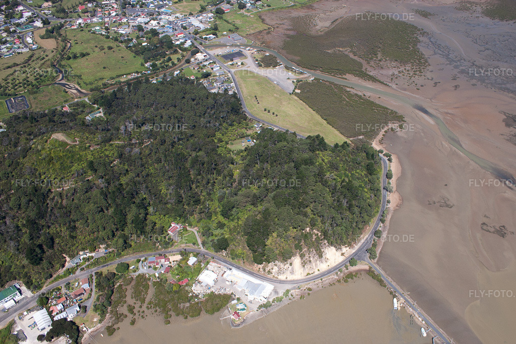 Luftbild: Ortsansicht in Coromandel im Bundesland Waikato in Neuseeland. – Foto: IMG_55756.jpg vom 12.01.2013 durch Werner Riehm/FLY-FOTO.de – Auflösung des Originals: 4285 x 2857 px