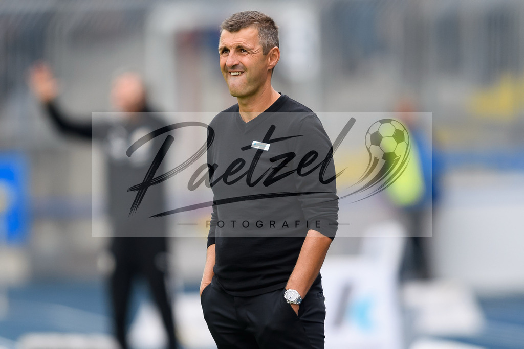 EBSTSV20210828_056 | Fussball, Herren: Trainer Michael Koellner (TSV 1860 Muenchen) schaut beim Spiel der 3. Liga zwischen Eintracht Braunschweig und TSV 1860 Muenchen im Eintracht-Stadion am 28.08.2021 in Braunschweig, Deutschland.DFB / DFL REGULATIONS PROHIBIT ANY USE OF PHOTOGRAPHS AS IMAGE SEQUENCES AND/OR QUASI-VIDEO. - Realisiert mit Pictrs.com