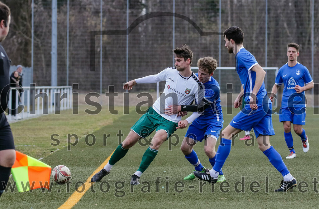 2024-02-17_015_FC_Schwaig_gegen_SV_Kranzberg | Marzling, Deutschland, 17.02.2024:
Fußball, Landesliga Südost 2023 / 2024, Testspiel, FC Schwaig gegen SV Kranzberg, Endergebnis: 4:1

Mario Simak (FC Schwaig, #5), Johannes Lühr (SV Kranzberg, #13), Felix Hengge (SV Kranzberg, #6)

Foto: Christian Riedel / fotografie-riedel.net