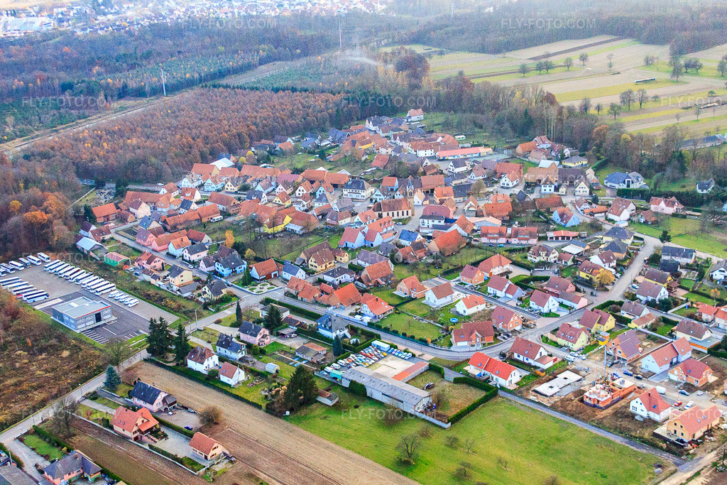 Aerial view: Village overview from the northeast in Schaffhouse-près-Seltz in the state Bas-Rhin, France. – Photo: IMG_22970.jpg taken on 11/21/2009 by Werner Riehm/FLY-FOTO.com – Resolution of the original: 4626 x 3084 px