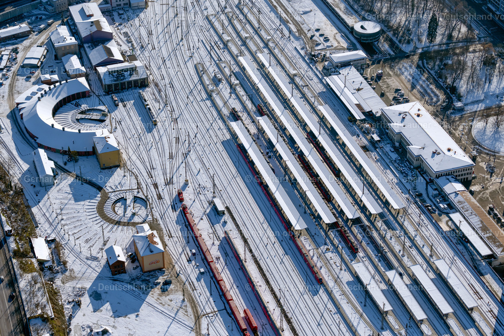 4043218 | WüRZBURG 13.02.2021 Winterlich schneebedeckte Gleisverlauf und Gebäude des Hauptbahnhofes der Deutschen Bahn im Ortsteil Altstadt in Würzburg im Bundesland Bayern, Deutschland. // Wintry snowy track progress and building of the main station of the railway in Wuerzburg in the state Bavaria, Germany. Foto: Gerhard Launer